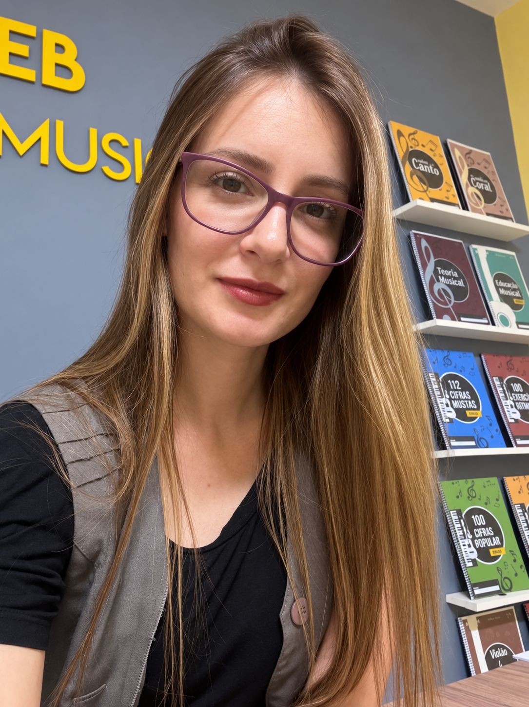 Professora Endhel Baldissera com Apostilas EB Musical